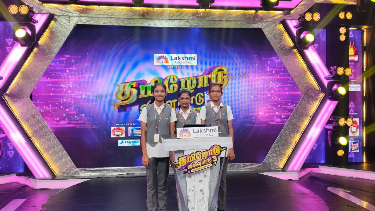 RN Oxford students on the Tamilodu Vilayadu Season 4 stage