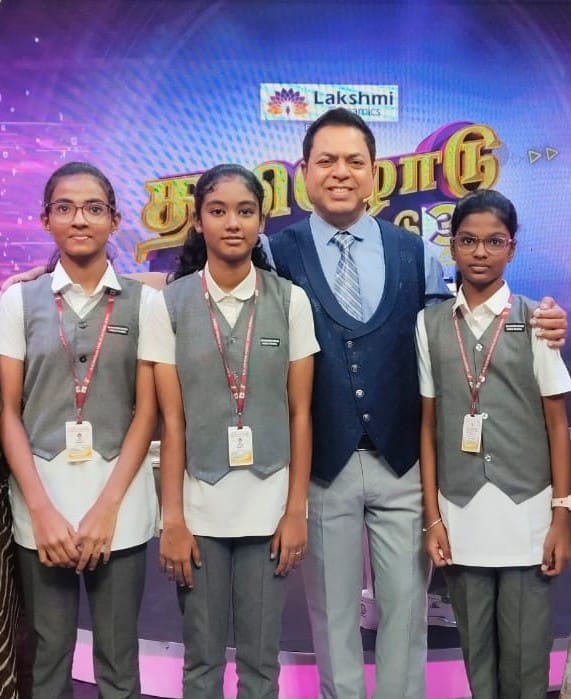 Students with the Tamilodu Vilayadu programme host
